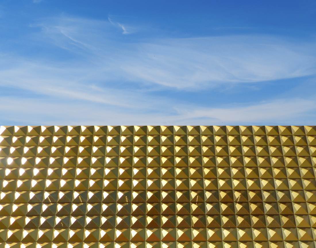 Ragnarocks gyldne indgangsparti med en blå himmel oven over. Til sammen danner de to dele det ukrainske flag, som er blåt og gult.