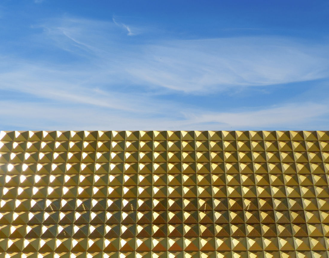 Ragnarocks gyldne indgangsparti med en blå himmel oven over. Til sammen danner de to dele det ukrainske flag, som er blåt og gult.