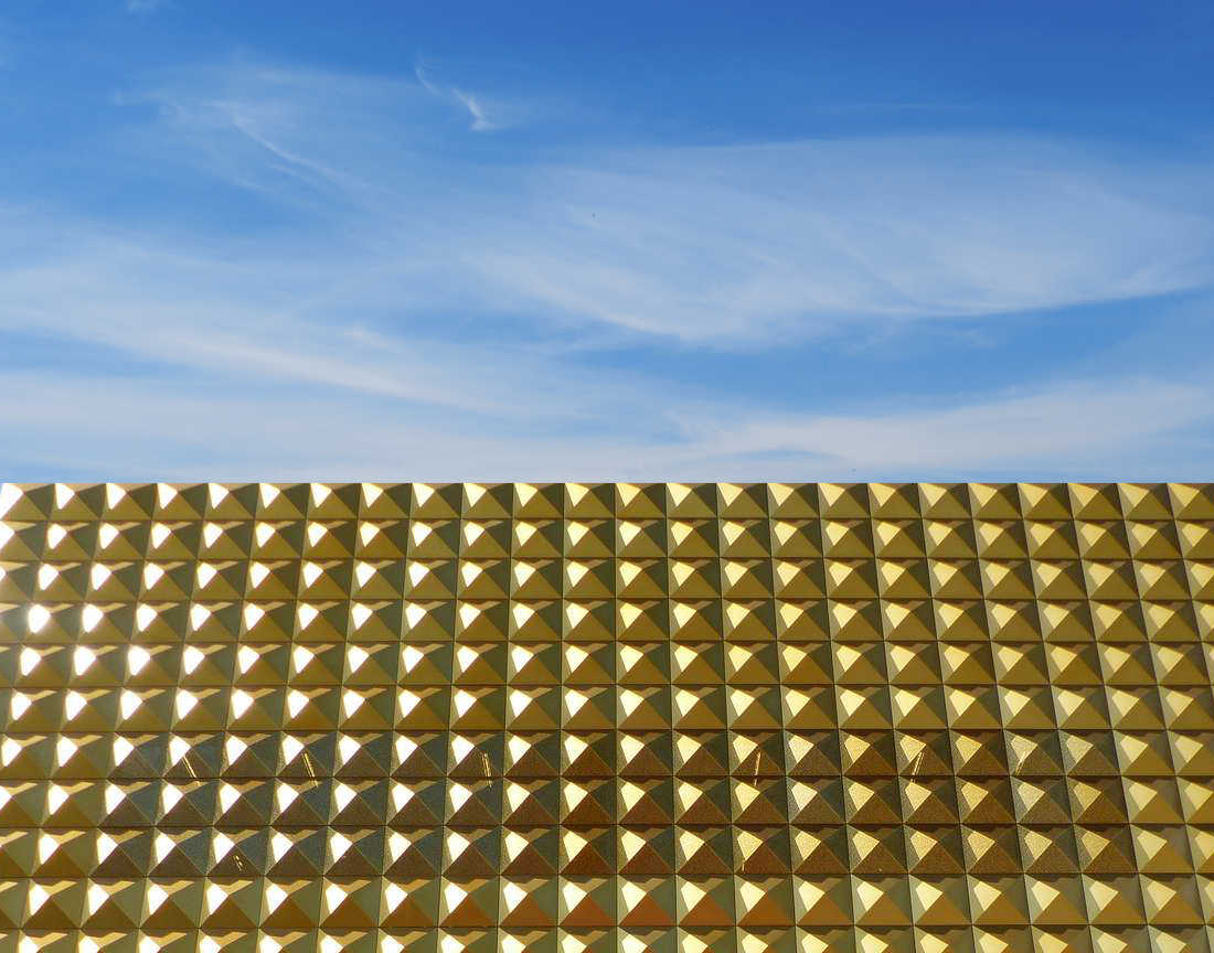 Ragnarocks gyldne indgangsparti med en blå himmel oven over. Til sammen danner de to dele det ukrainske flag, som er blåt og gult.