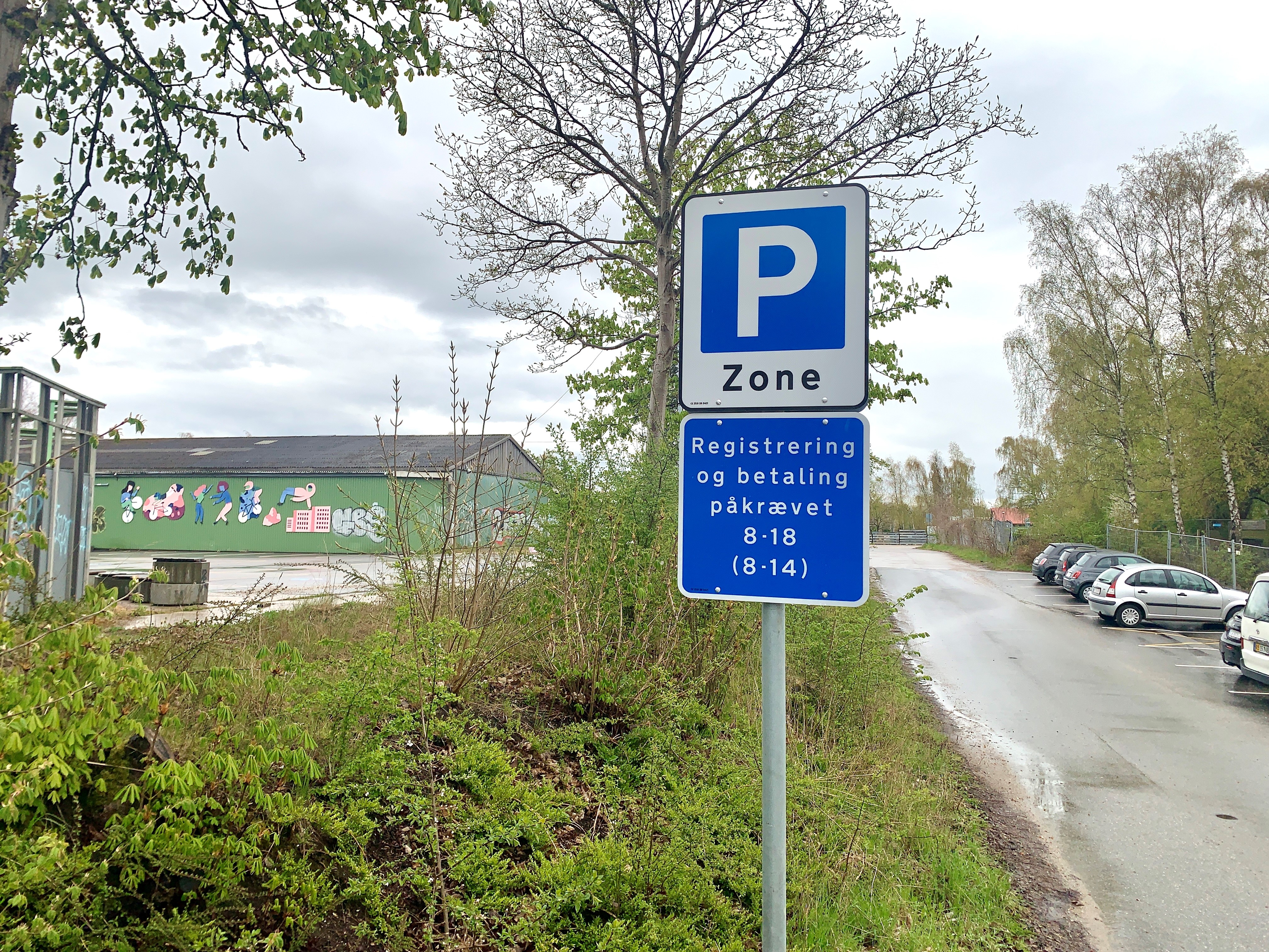 Skilt med tekst om reglerne for registrering af parkering på Musicons store p-pladser