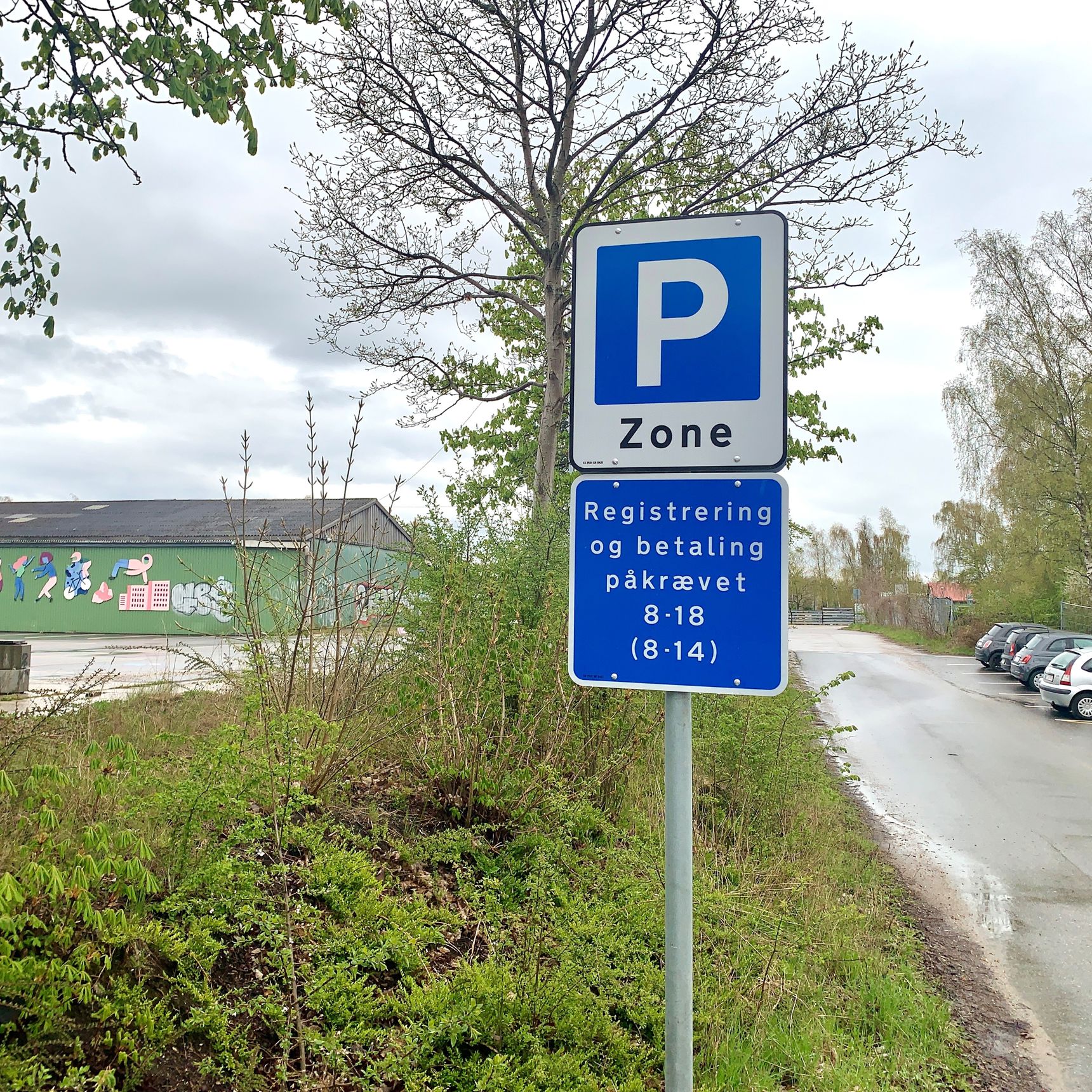 Skilt med tekst om reglerne for registrering af parkering på Musicons store p-pladser
