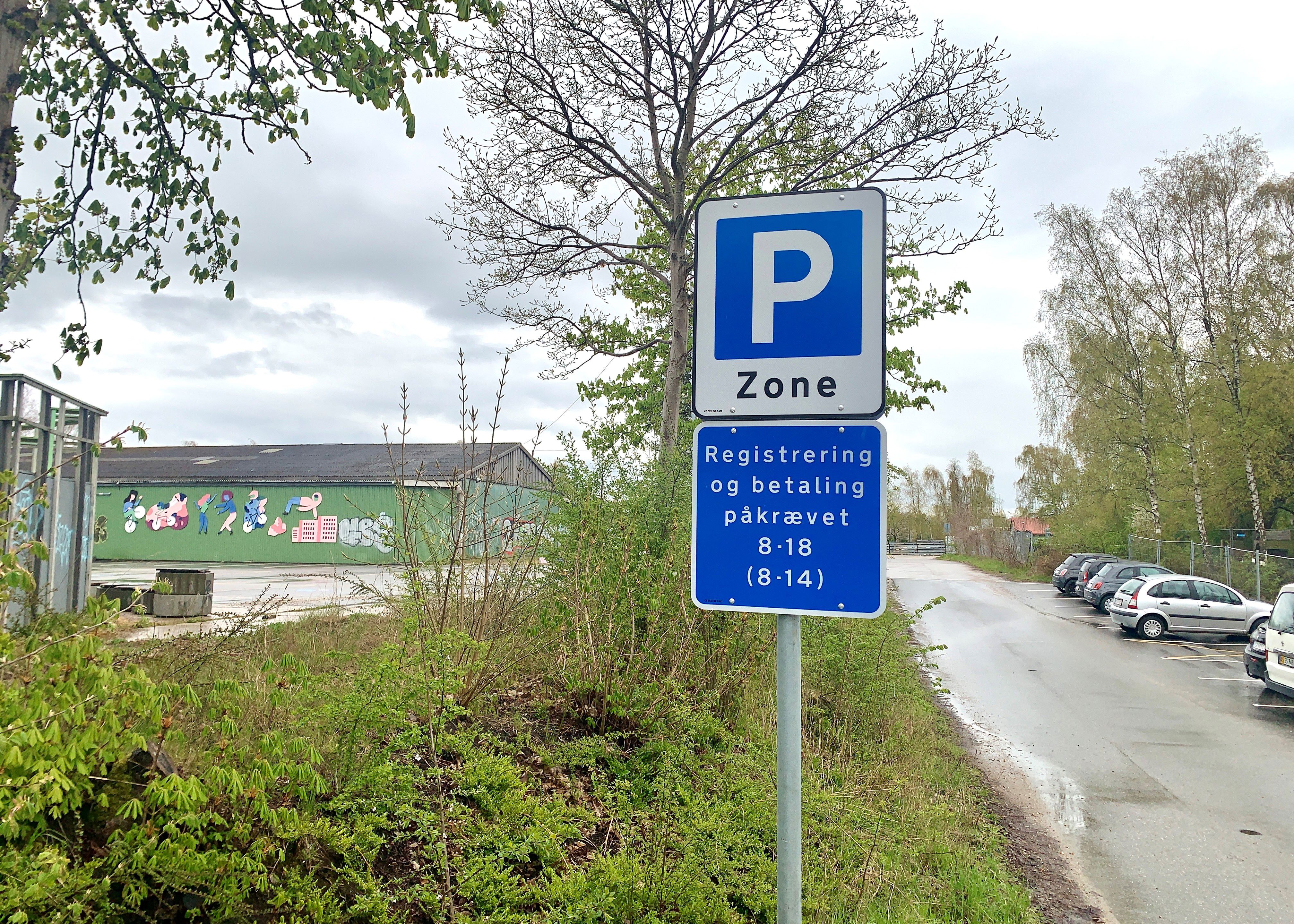 Skilt med tekst om reglerne for registrering af parkering på Musicons store p-pladser