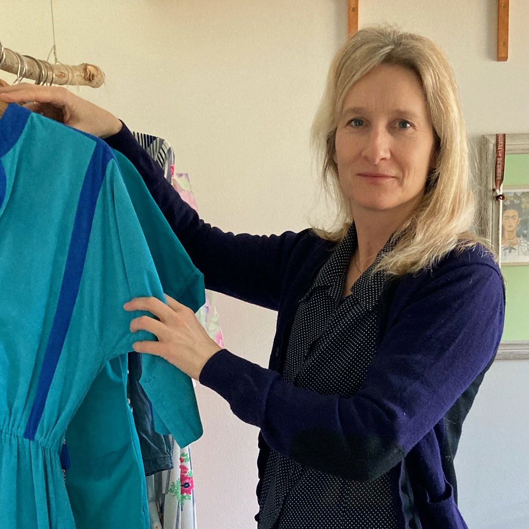 Kristina Petersen viser sin genbrugsgarderobe