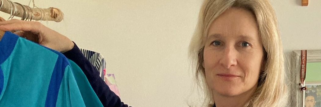 Kristina Petersen viser sin genbrugsgarderobe