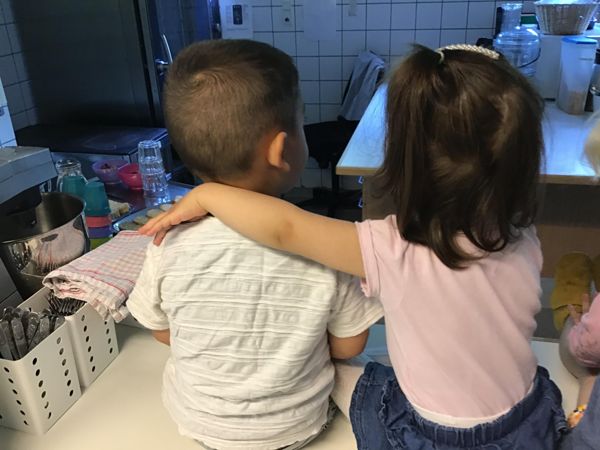 Børn holder om hinanden - Solgården Vuggestue