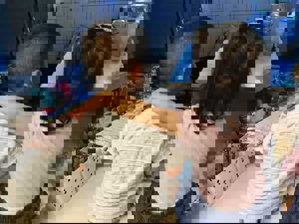 Børn holder om hinanden - Solgården Vuggestue