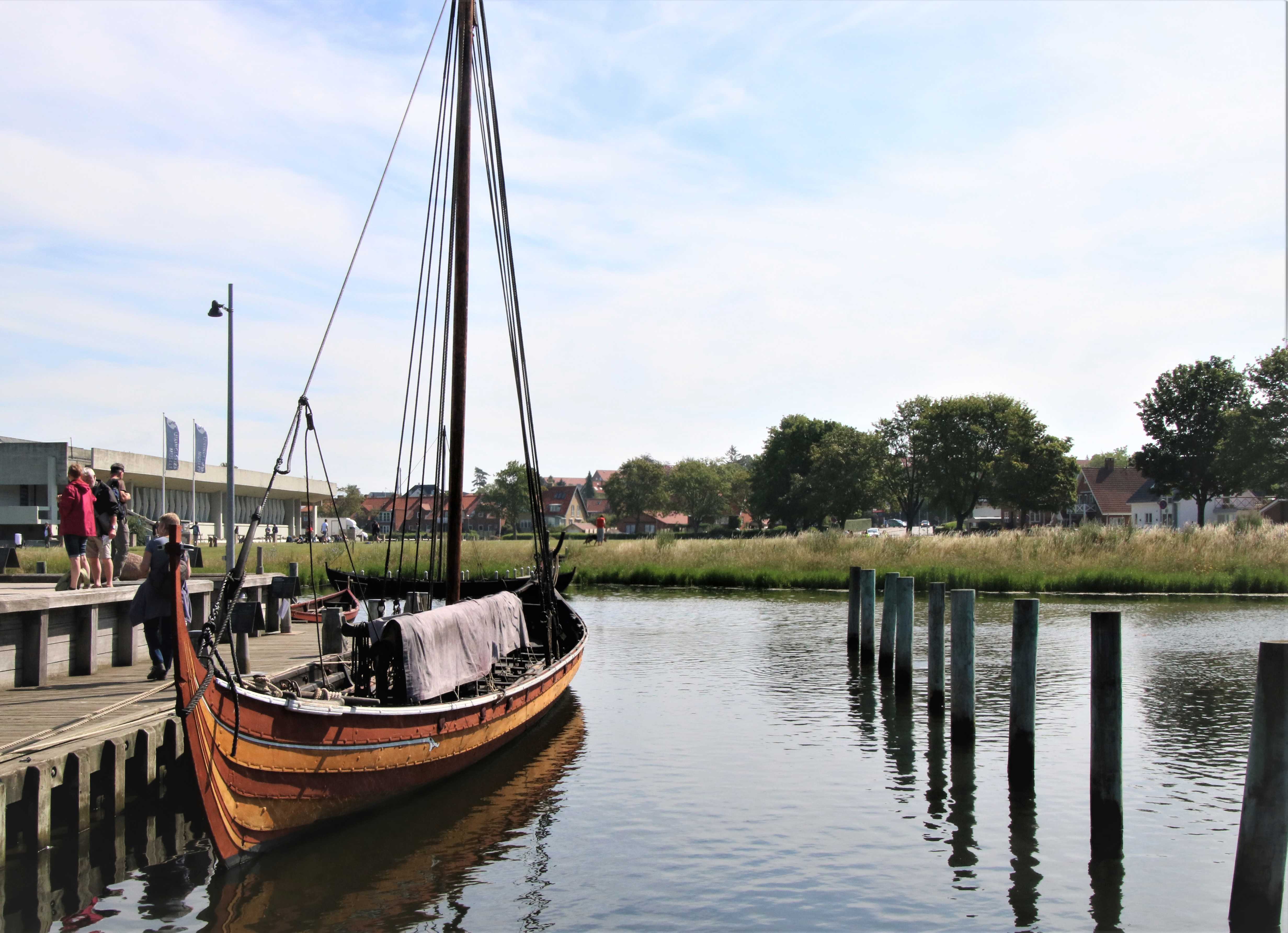 Vikingeskib ved Vikingeskibsmuseet