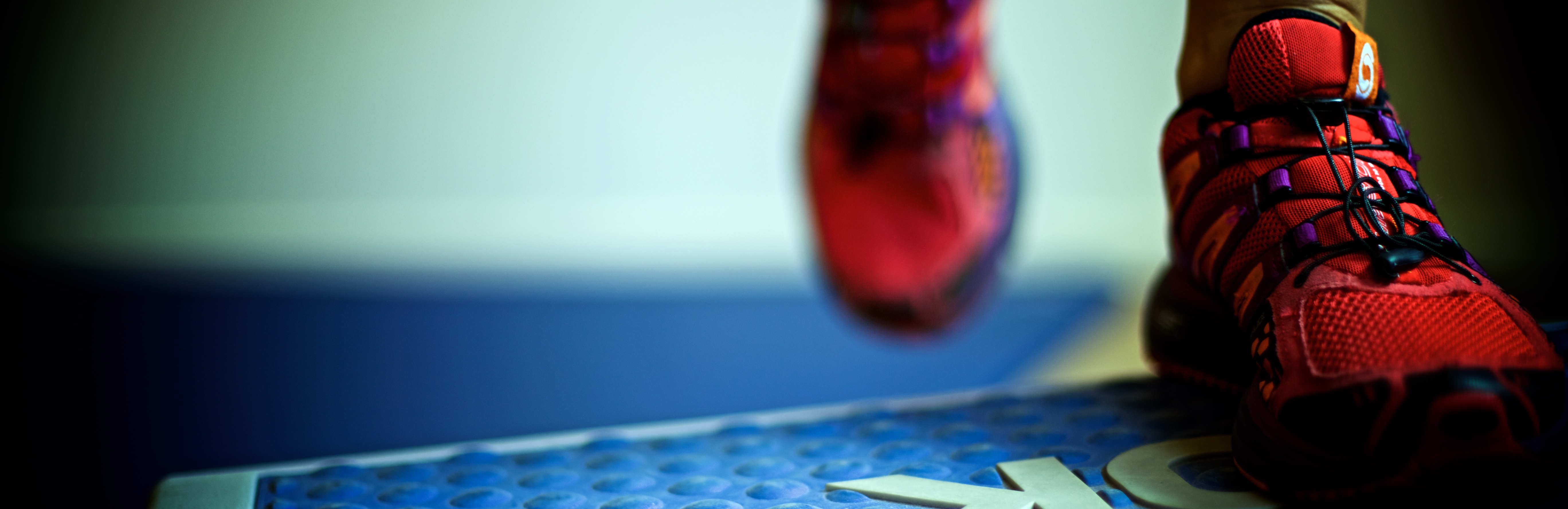 Sportssko. Personen, der har dem på, er ved at løbe.