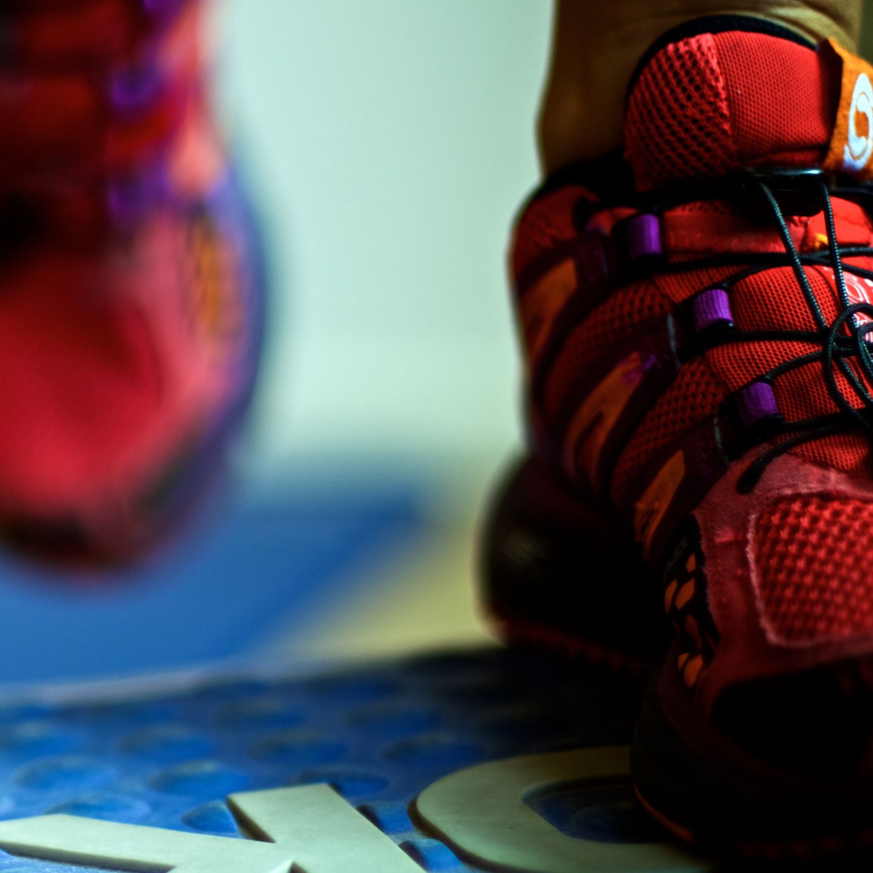 Sportssko. Personen, der har dem på, er ved at løbe.