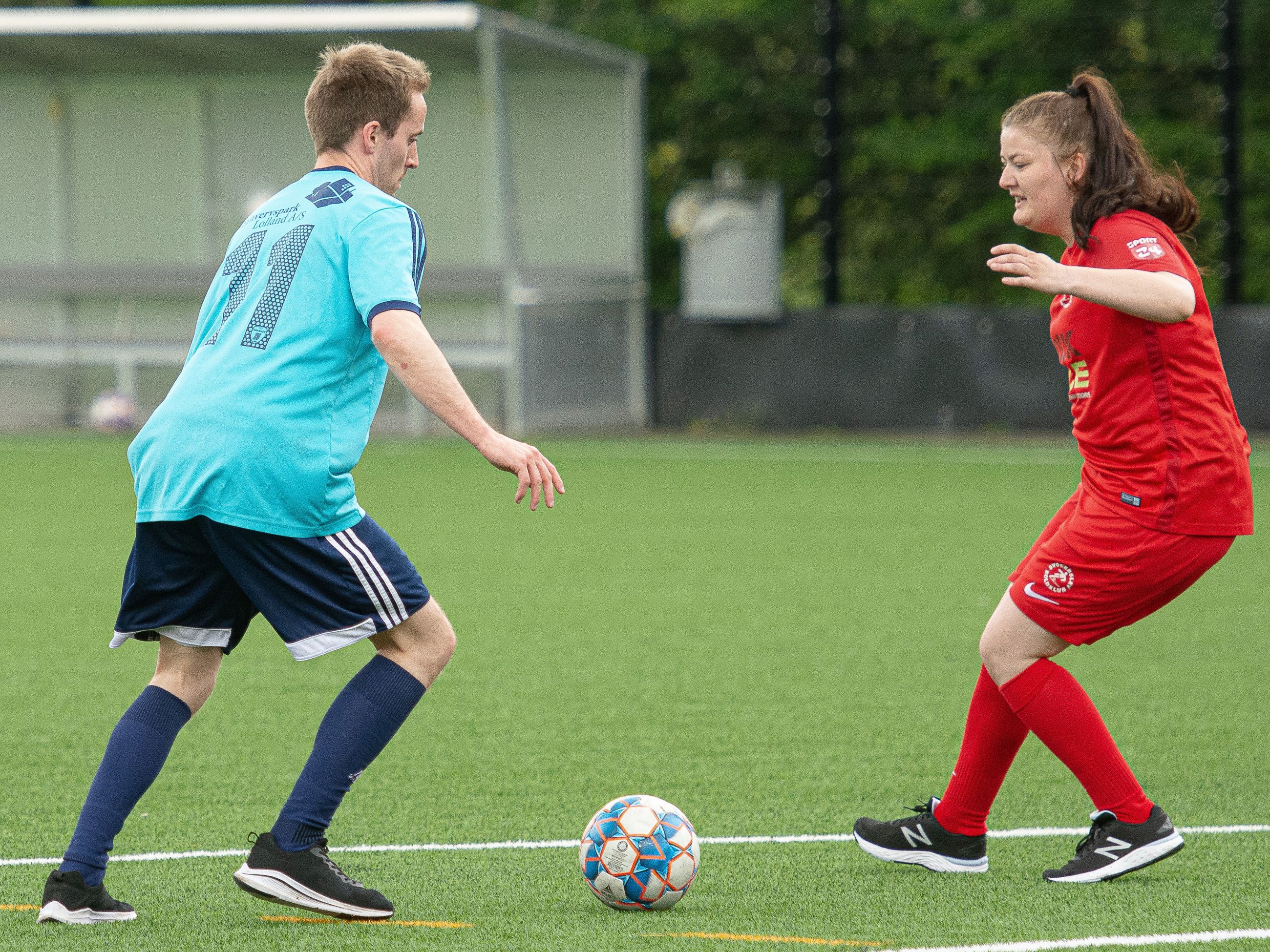 Jennifer Cardell (th) er glad for fodbold-fællesskabet, hun nu er en del af.