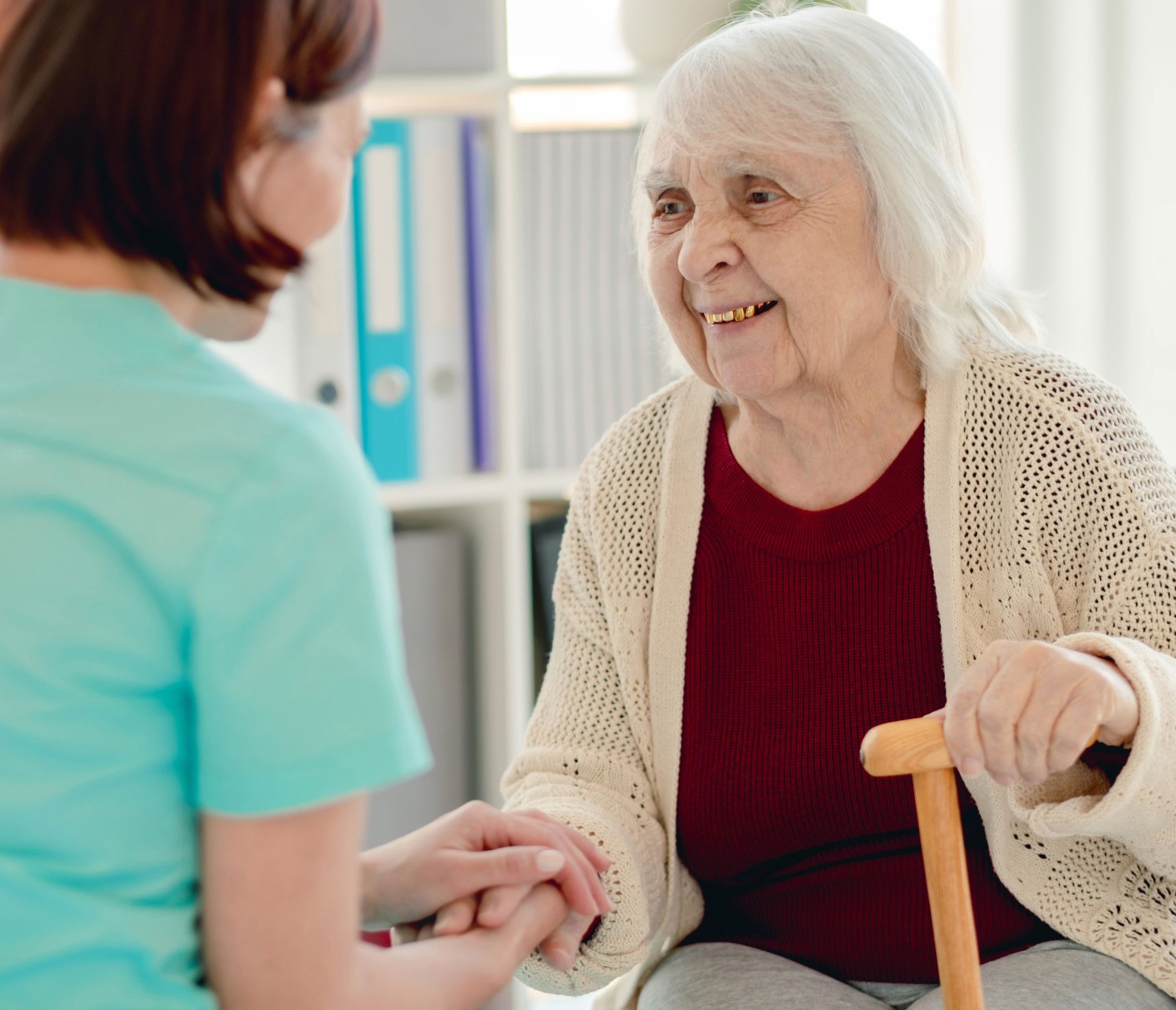 Ældre dame og yngre kvinde