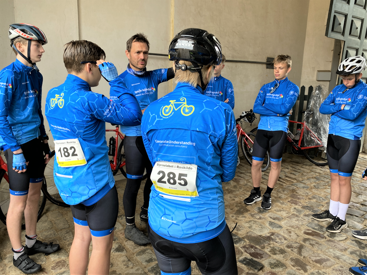 Lasse Preisler holder peptalk for sine ungdomsskoleelever, inden de begiver sig ud på en længere træningstur