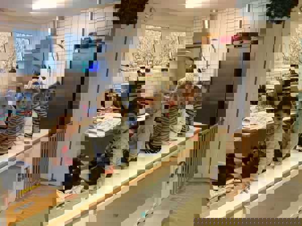 Børn i køkken - Solgården Vuggestue