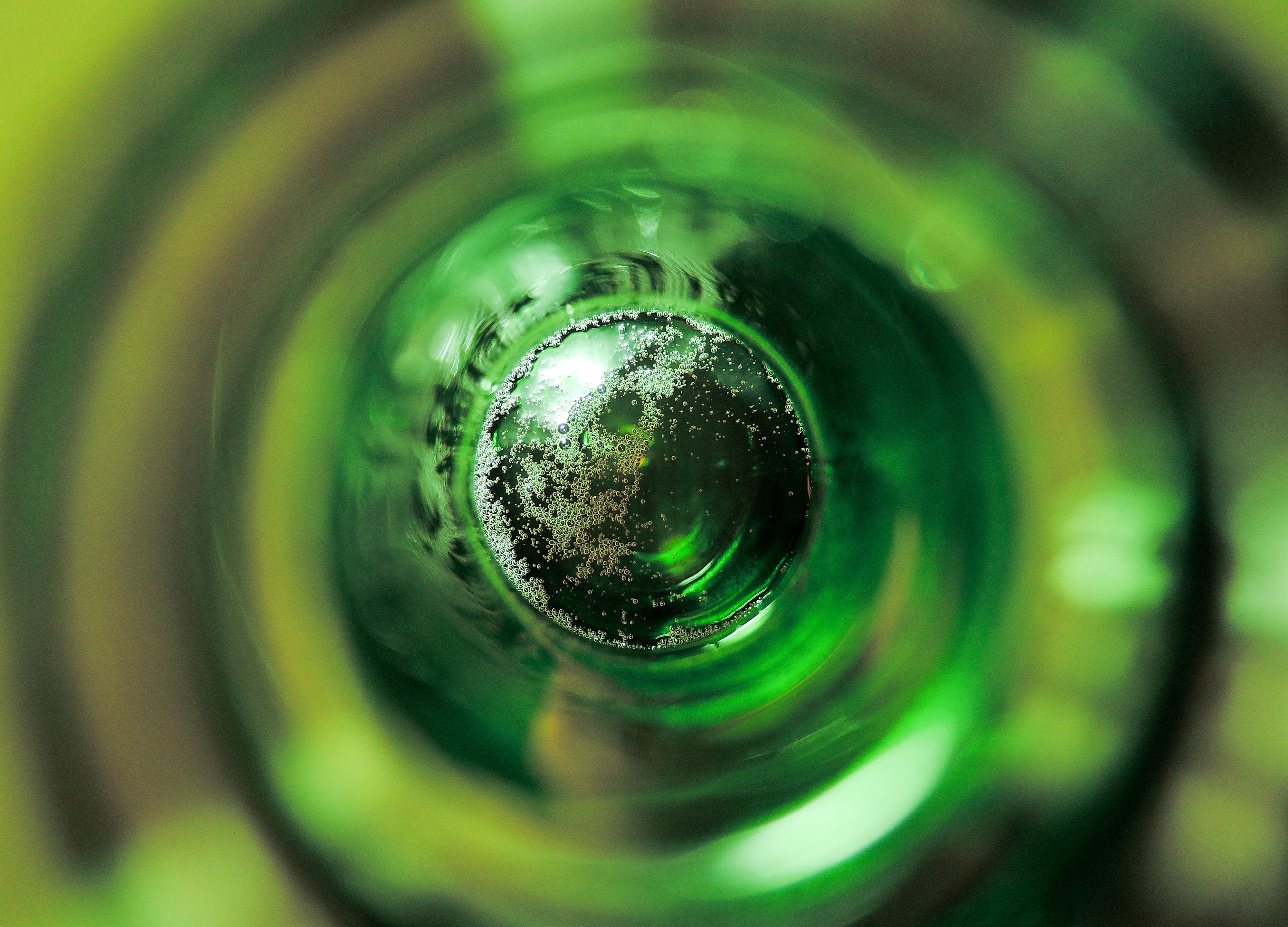 Ølflaske set fra oven