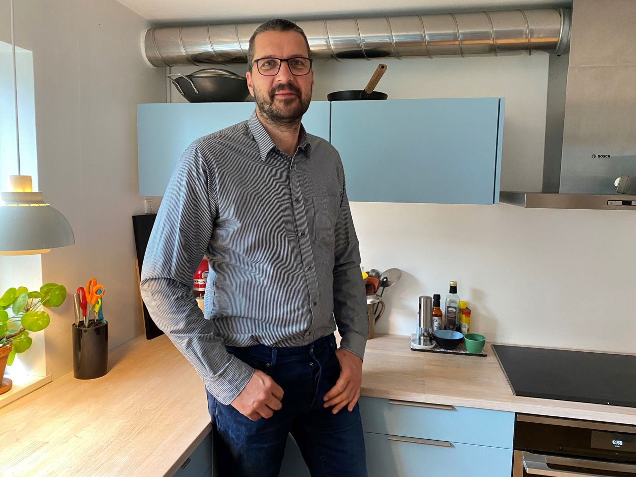 Peter Henningsen står foran sit nye (gamle) genbrugskøkken.