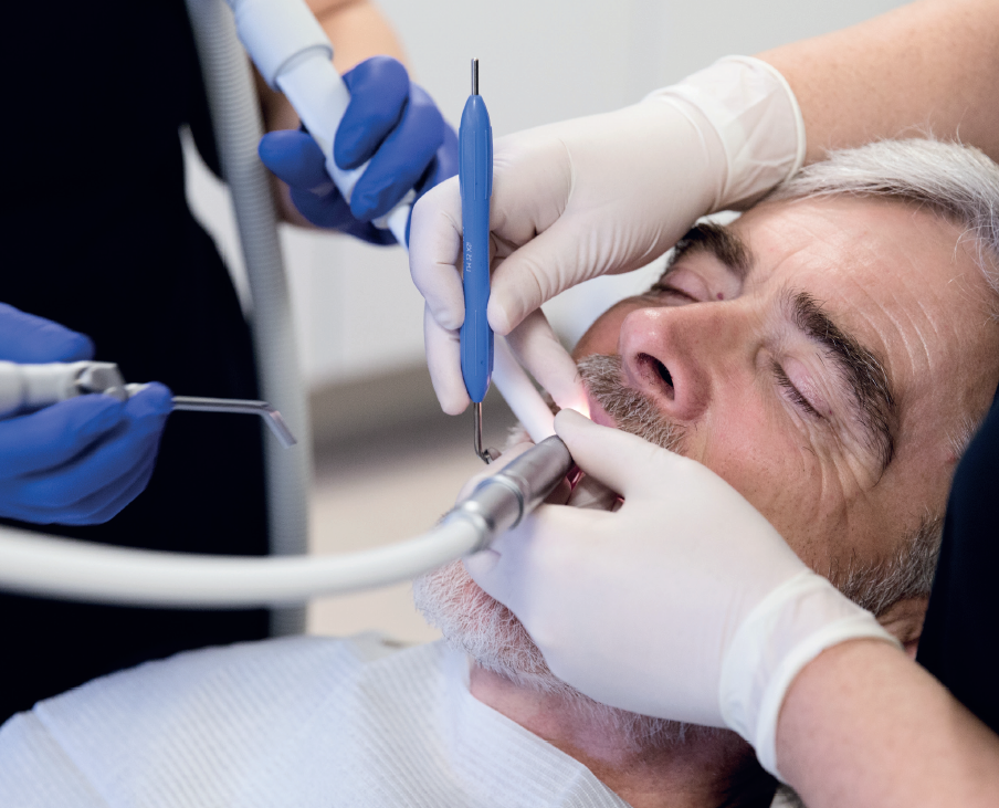 Person får renset sine tænder ved tandlægen.