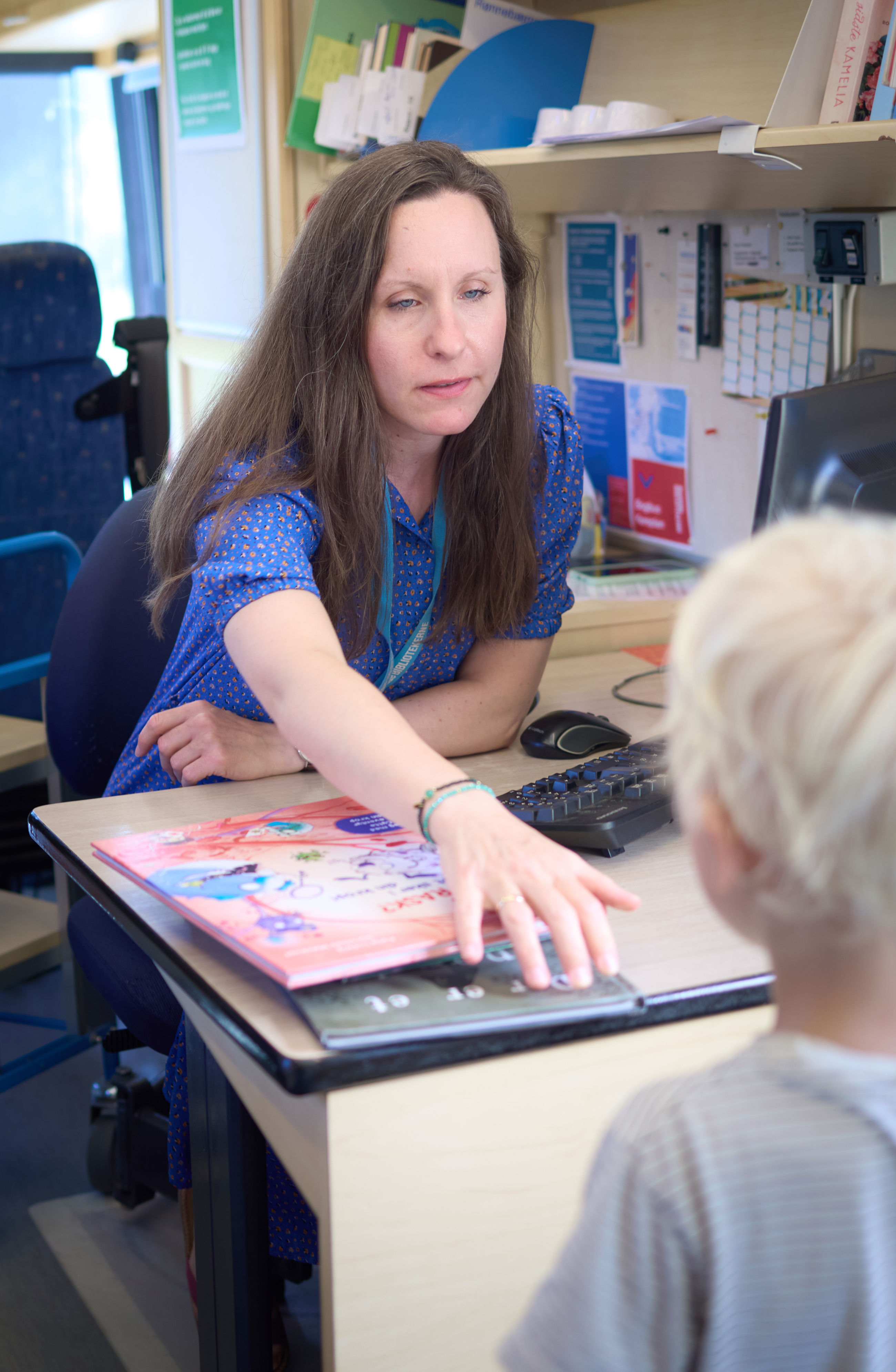Marie Læssøe hjælper alle brugere af bogbussen til en bedre læseoplevelse