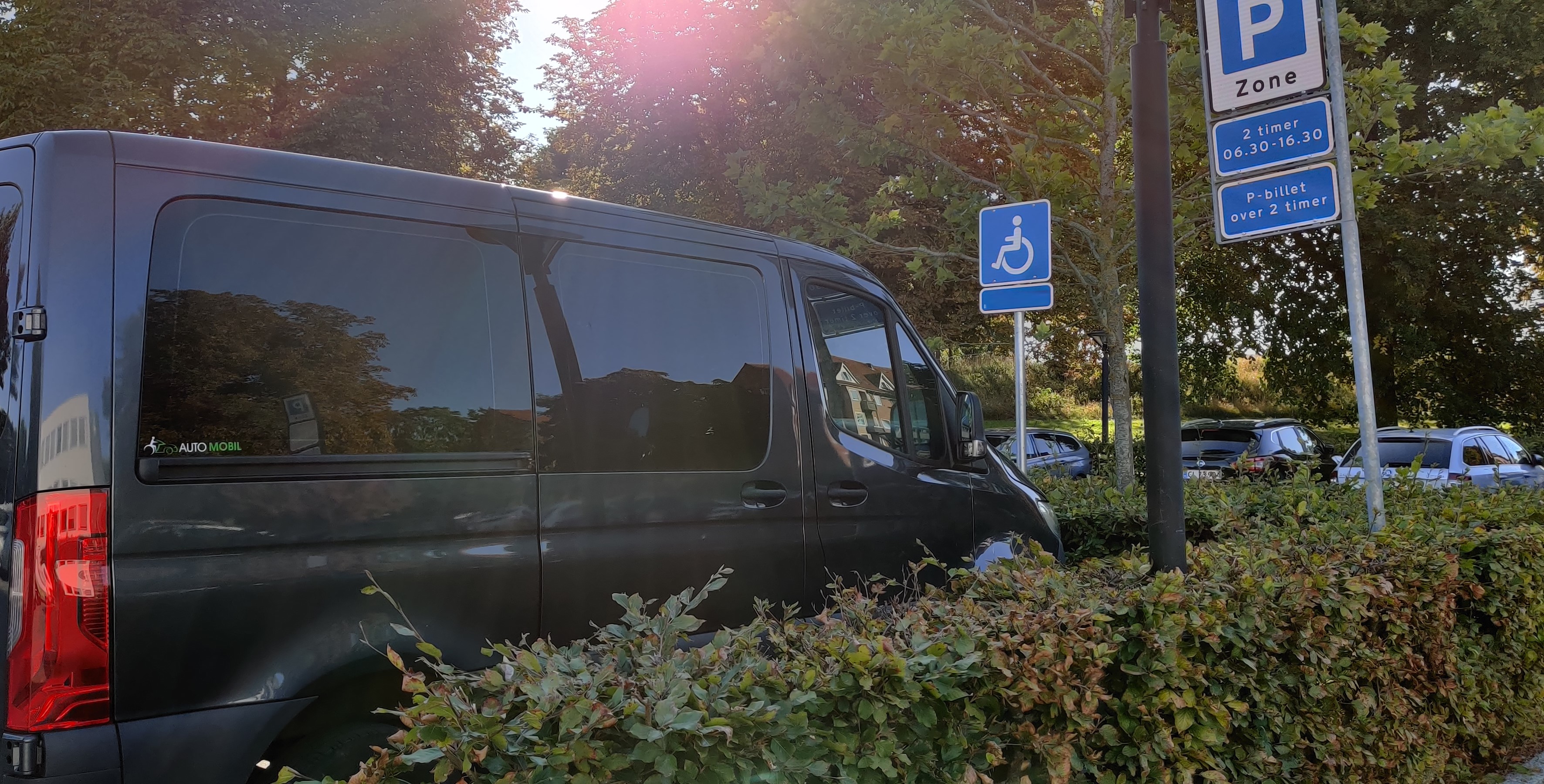 Handicapbil på handicapparkering