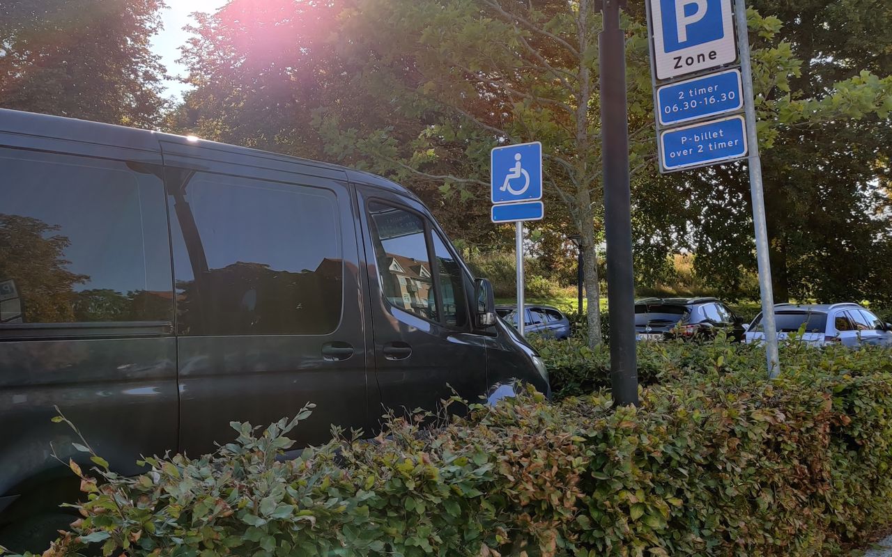 Handicapbil på handicapparkering