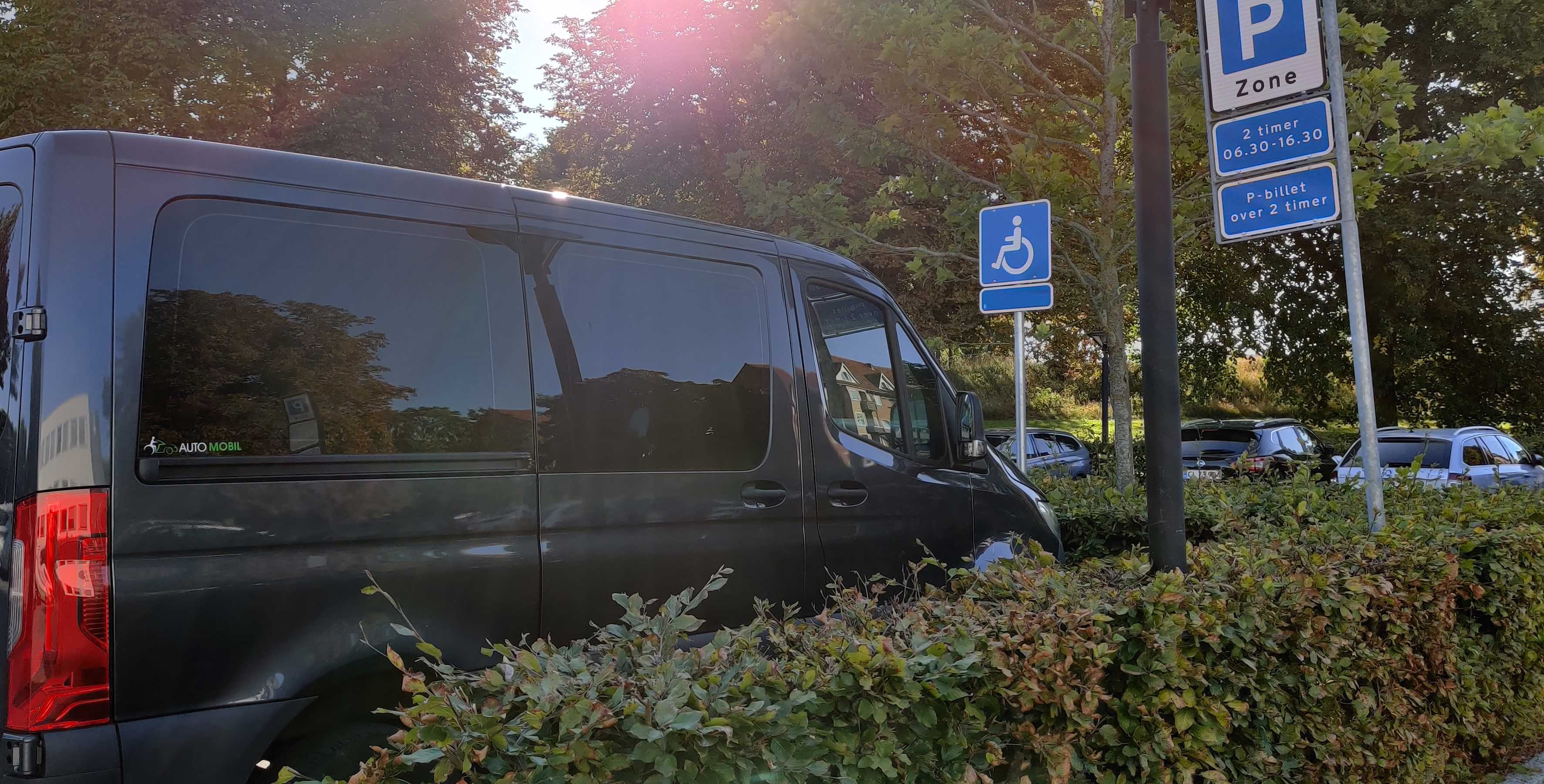 Handicapbil på handicapparkering