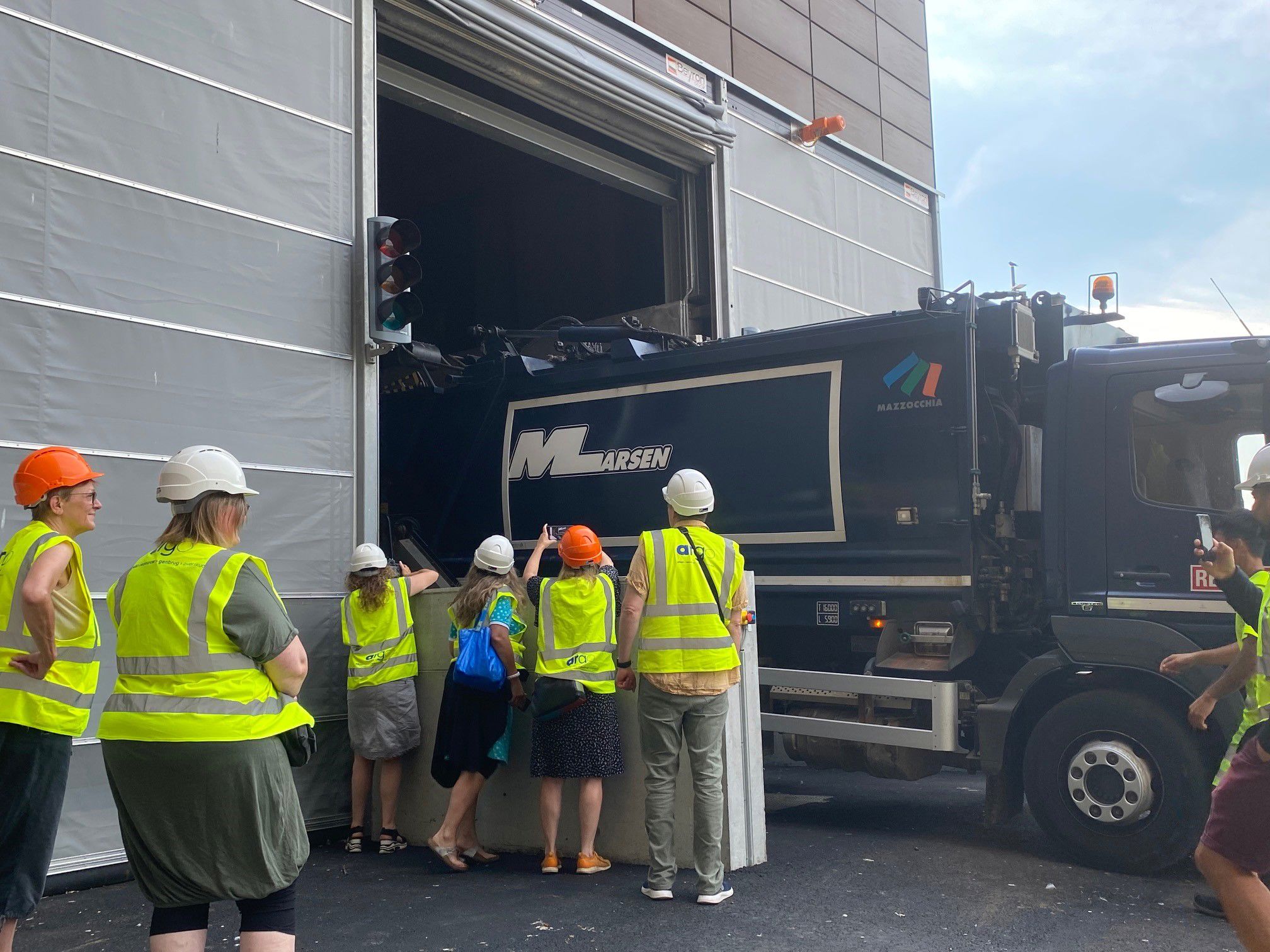 Madaffald læsses af med en skraldebil hos ARGO