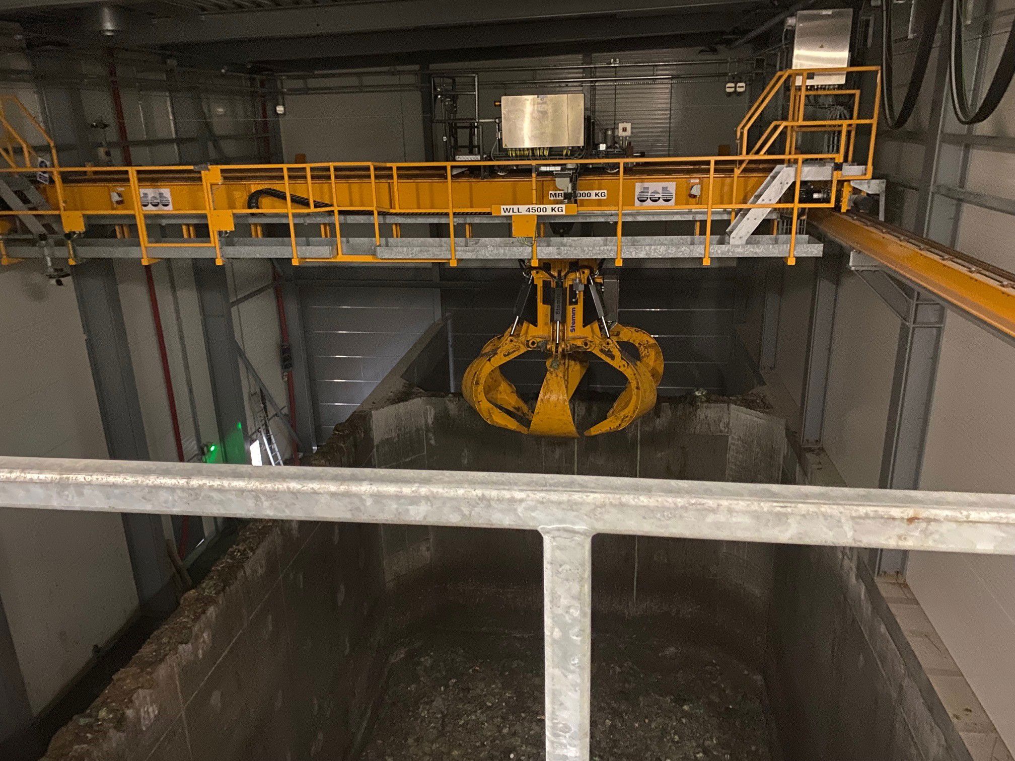 Kranen arbejder med madaffald i ARGOs aflæsserbygning