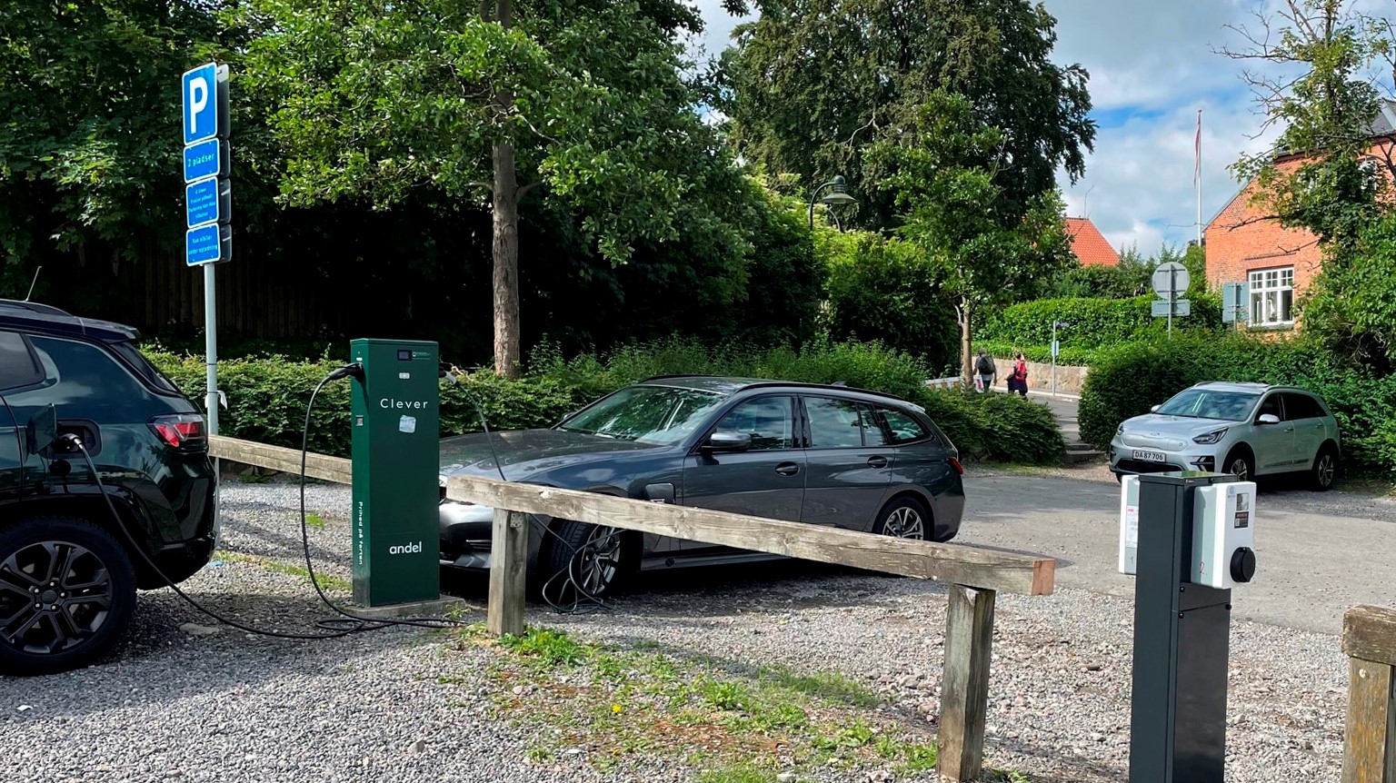 Maglekilden har i en periode haft 4 lademuligheder fra Clever. De er nu suppleret med 4 ekstra ladestik fra firmaet ECDrive