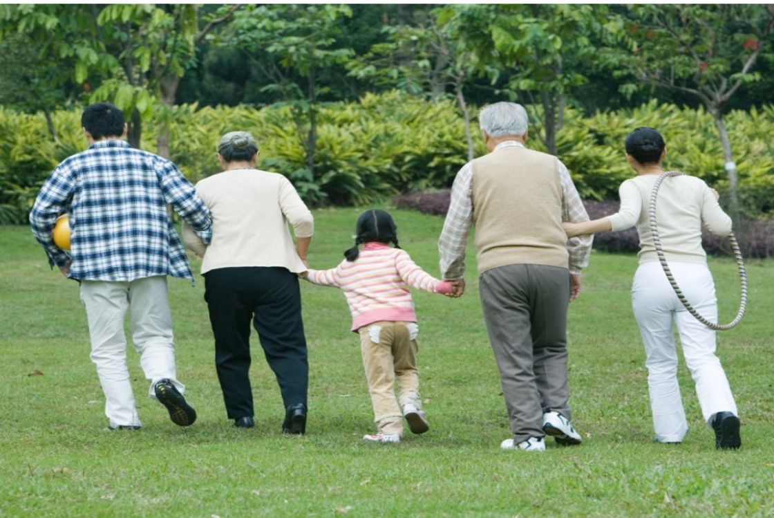 Fem mennesker går væk fra kameraet med ryggen til. Personen i midten er et barn.