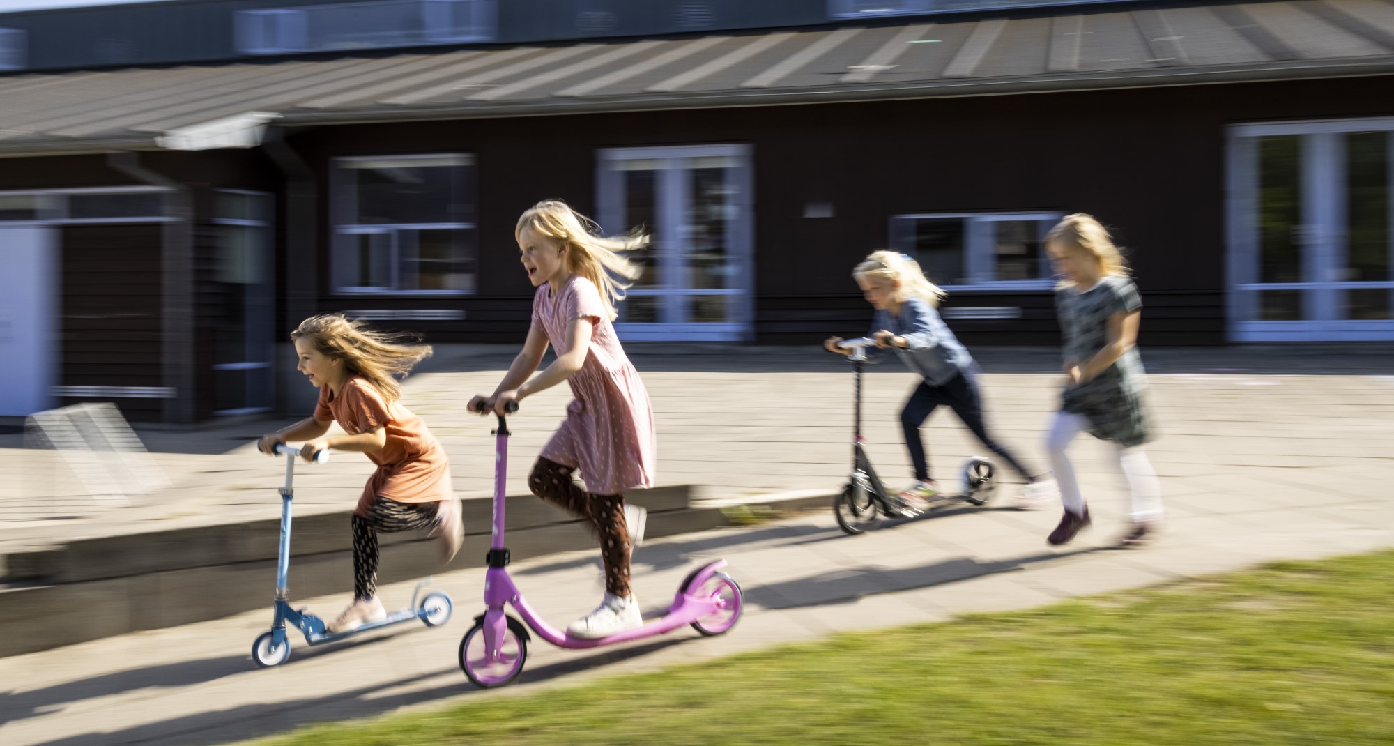 Børn fra Tjørnegårdskolen på løbehjul