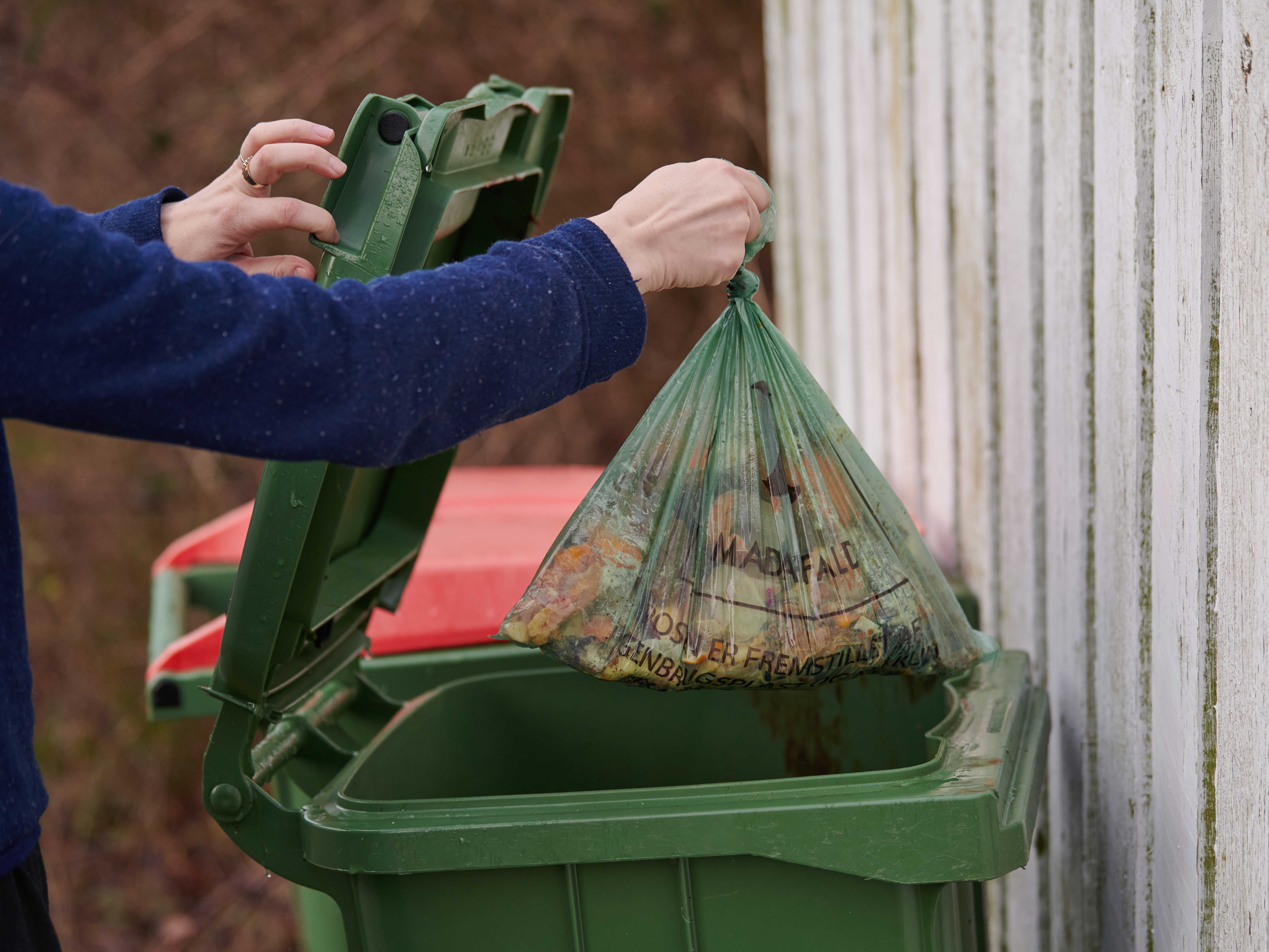 Madaffaldspose puttes i skraldespand