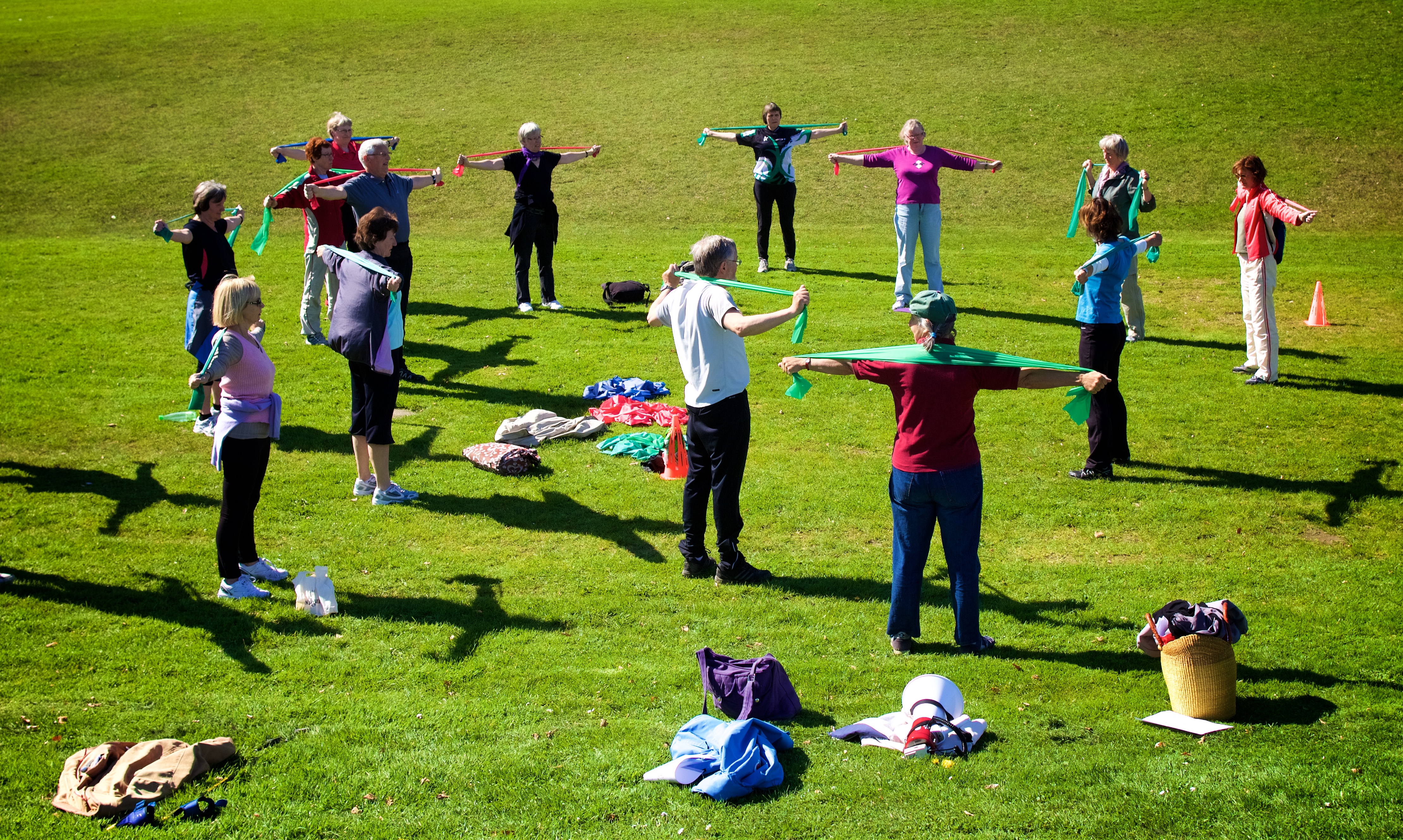 En gruppe mennesker dyrker motion i naturen.