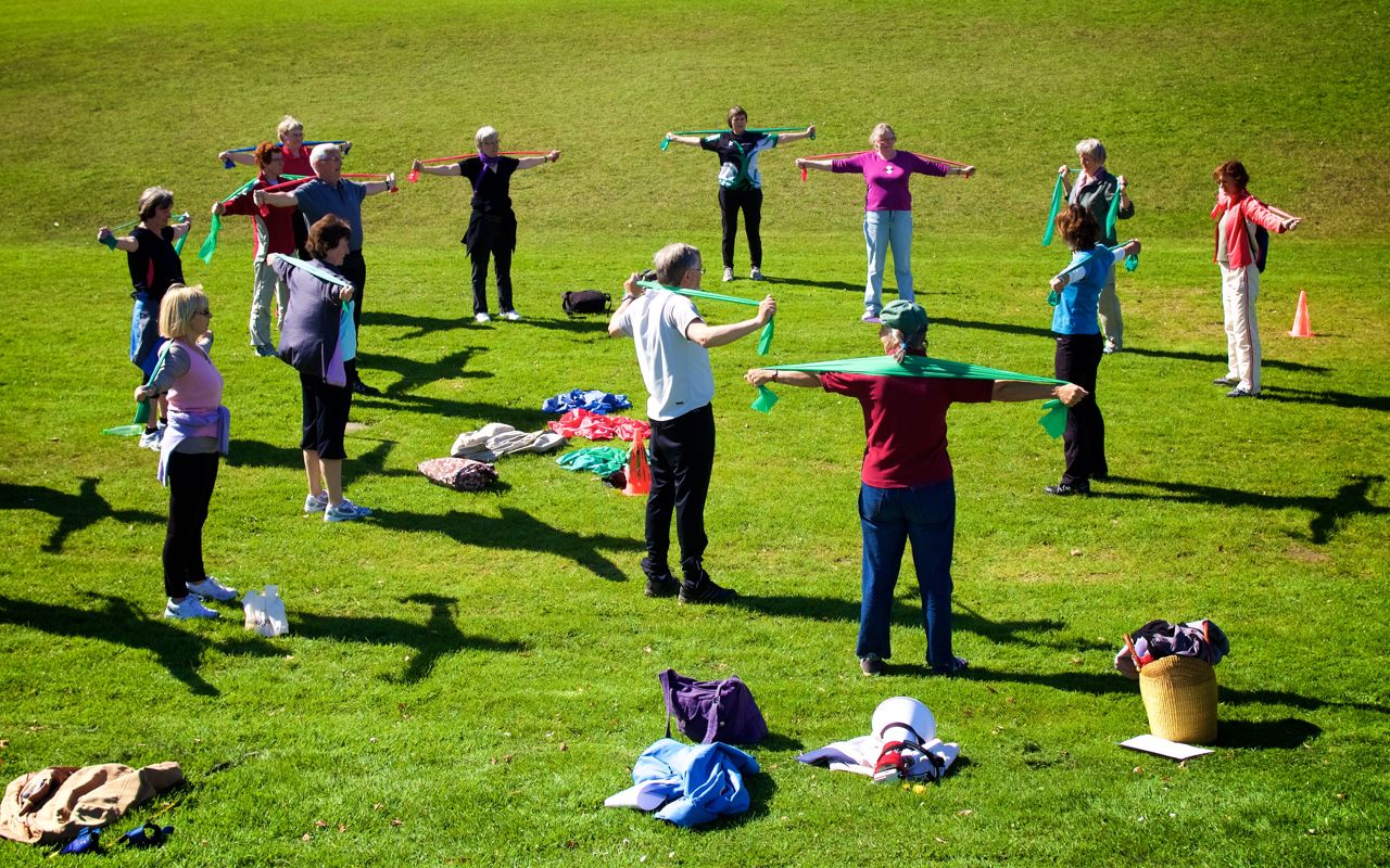 En gruppe mennesker dyrker motion i naturen.