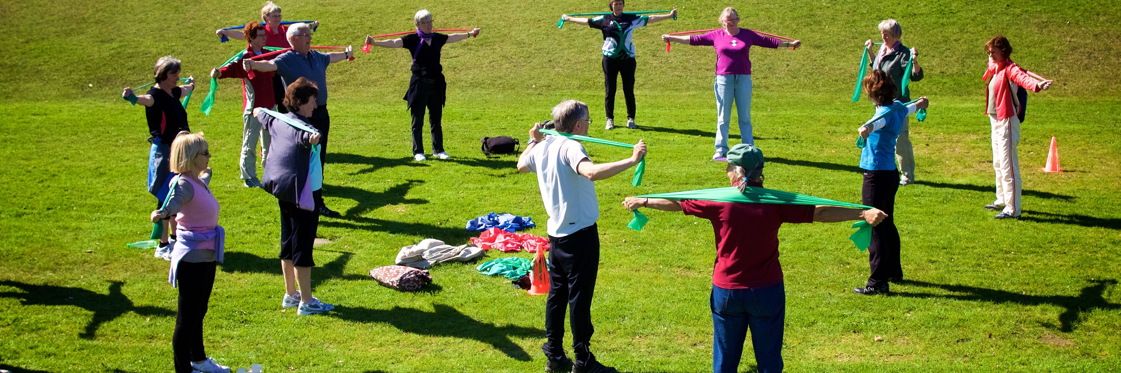 En gruppe mennesker dyrker motion i naturen.
