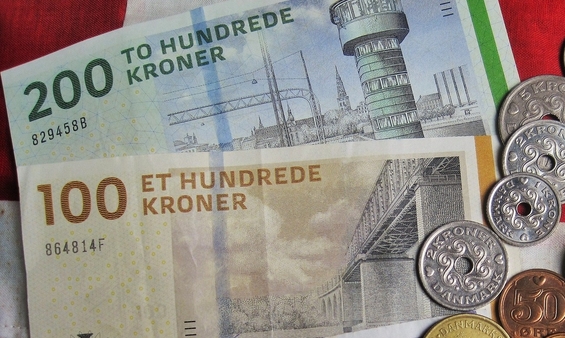 Pengesedler og mønter. En hundredekroneseddel, en tohundredekroneseddel og nogle småmønter.