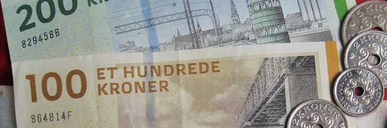 Pengesedler og mønter. En hundredekroneseddel, en tohundredekroneseddel og nogle småmønter.