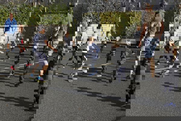 Forældre og børn spiller fodbold