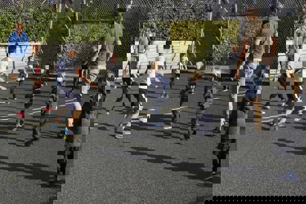 Forældre og børn spiller fodbold