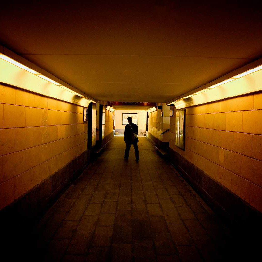 Tunnel under Roskilde Station. Der går en person et stykke væk fra kameraet.