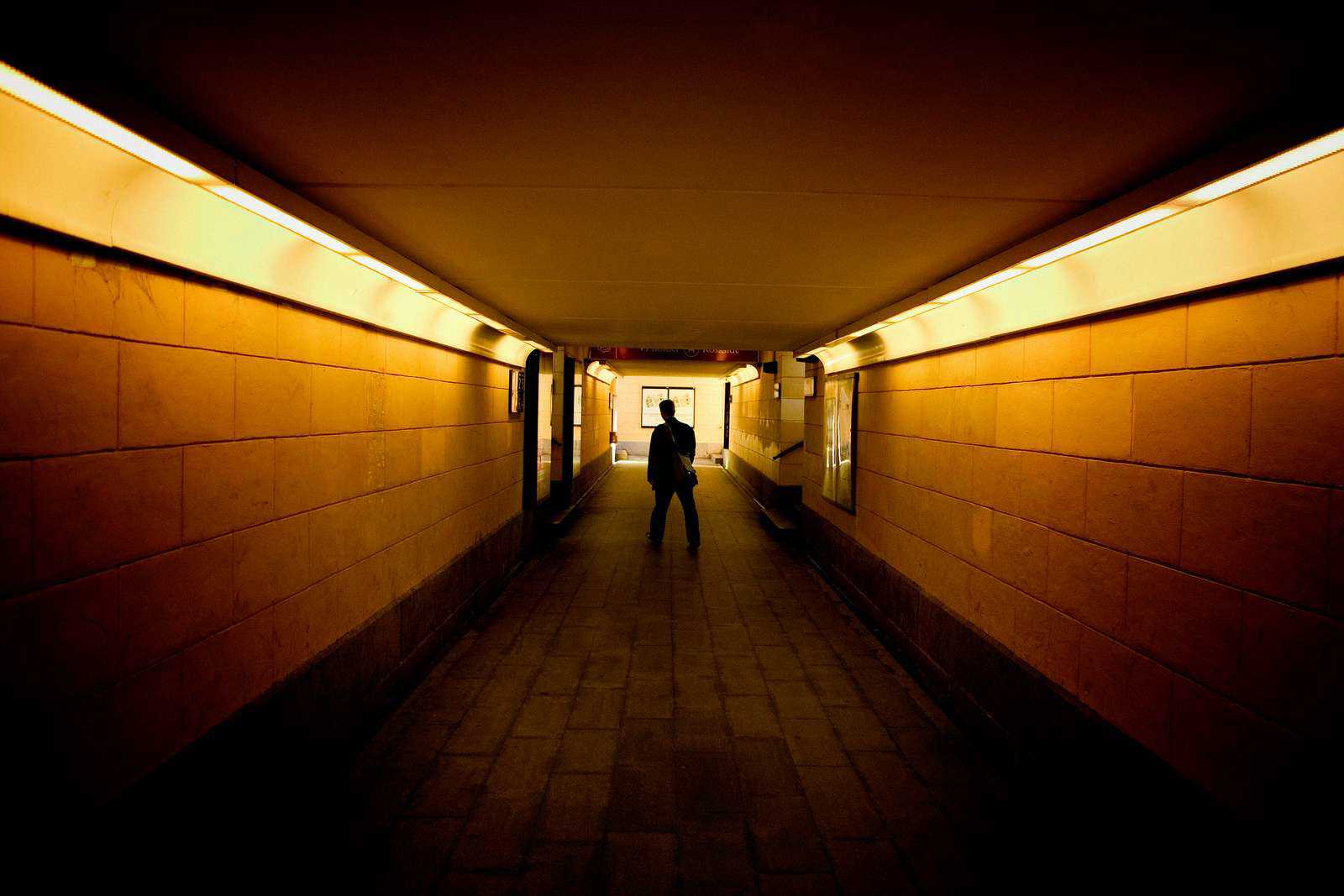 Tunnel under Roskilde Station. Der går en person et stykke væk fra kameraet.