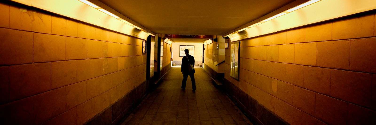 Tunnel under Roskilde Station. Der går en person et stykke væk fra kameraet.