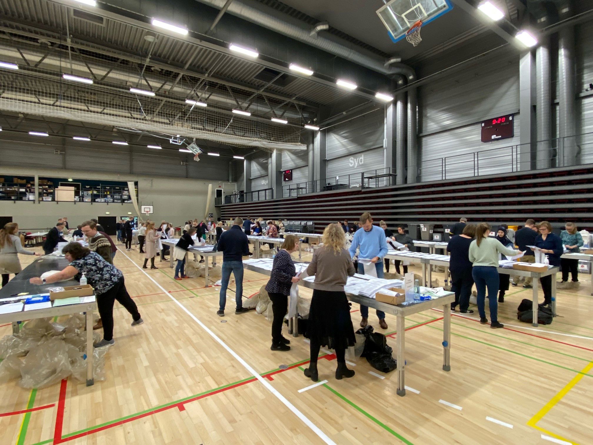 Medarbejdere optæller stemmer til fintælling