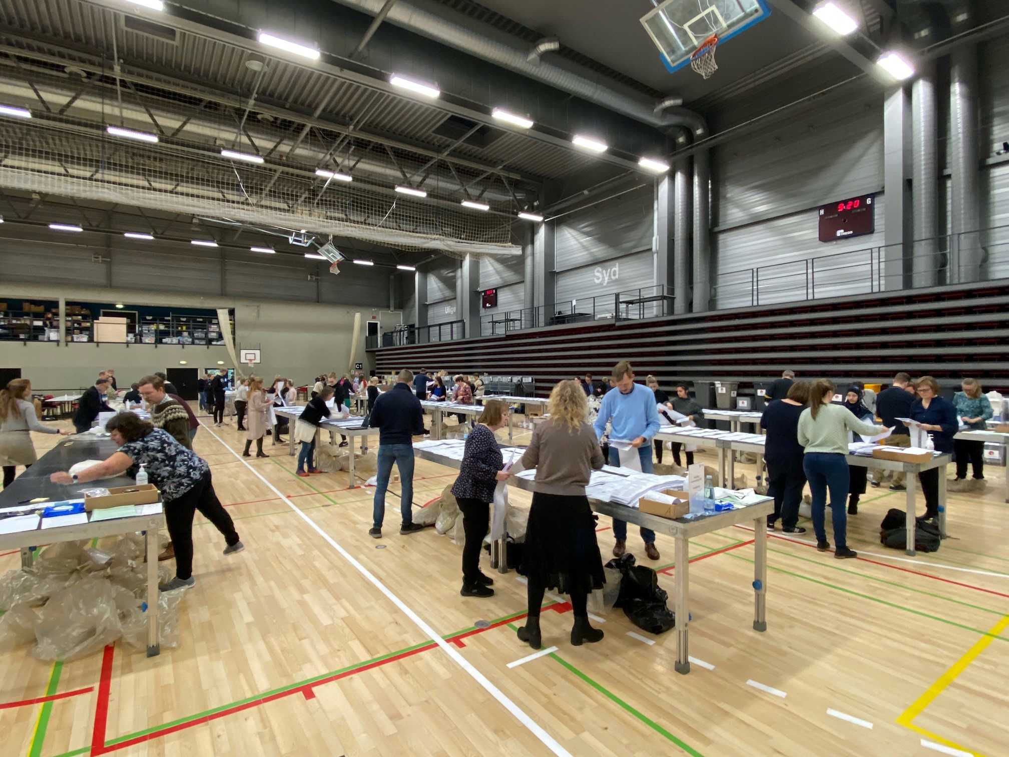 Medarbejdere optæller stemmer til fintælling