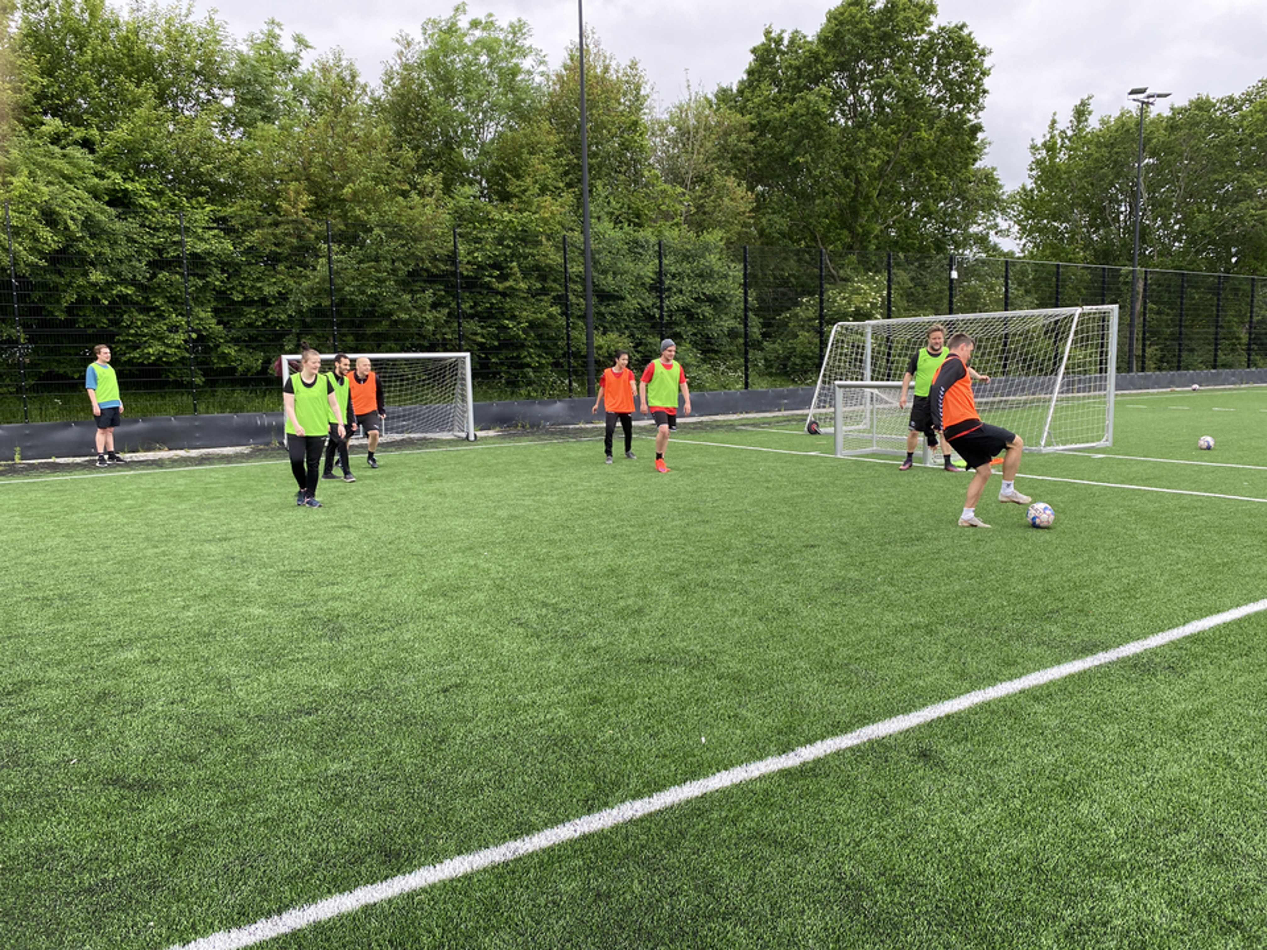 De unge i projektet mødes hver mandag og fredag til træning i Svogerslev Boldklub.