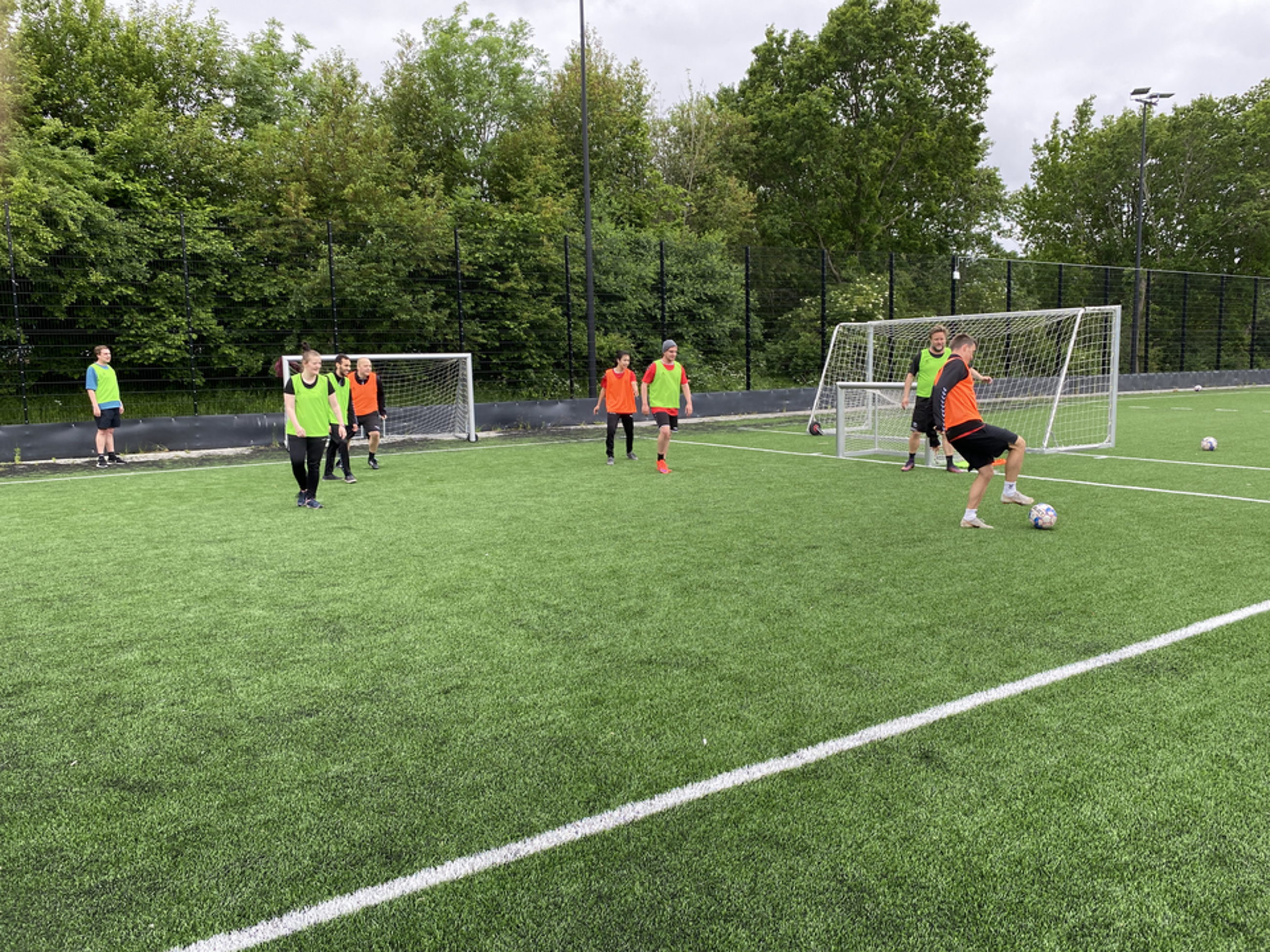 De unge i projektet mødes hver mandag og fredag til træning i Svogerslev Boldklub.