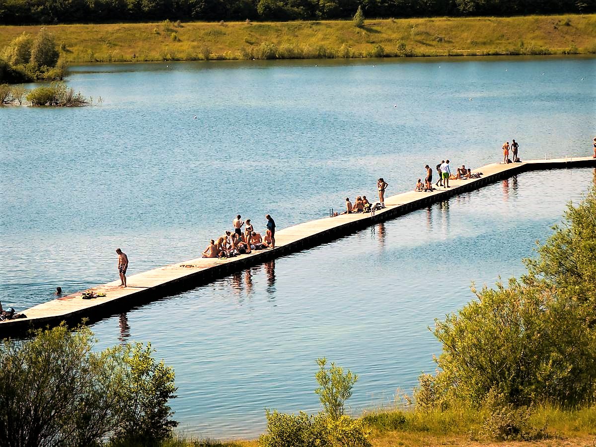 Folk på badebro ved Himmelsøen