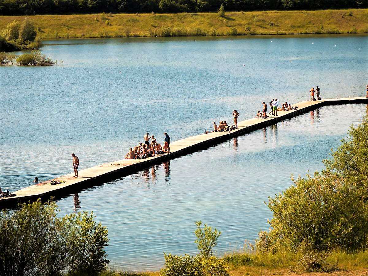 Folk på badebro ved Himmelsøen