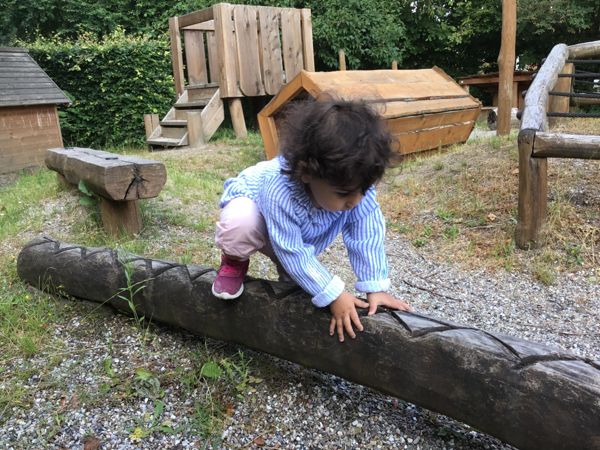 barn på træstub