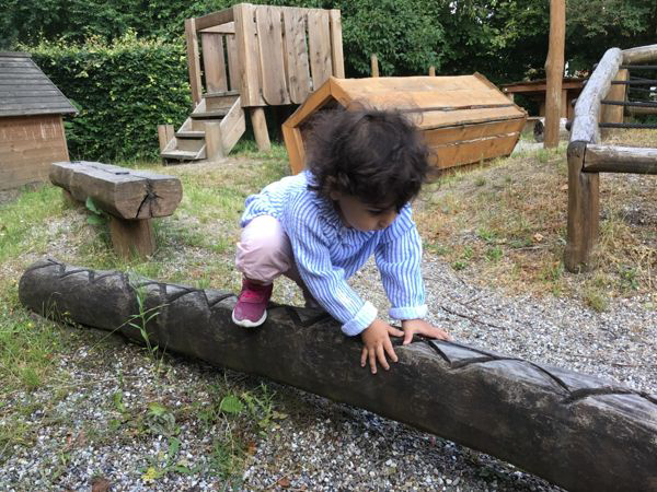 barn på træstub