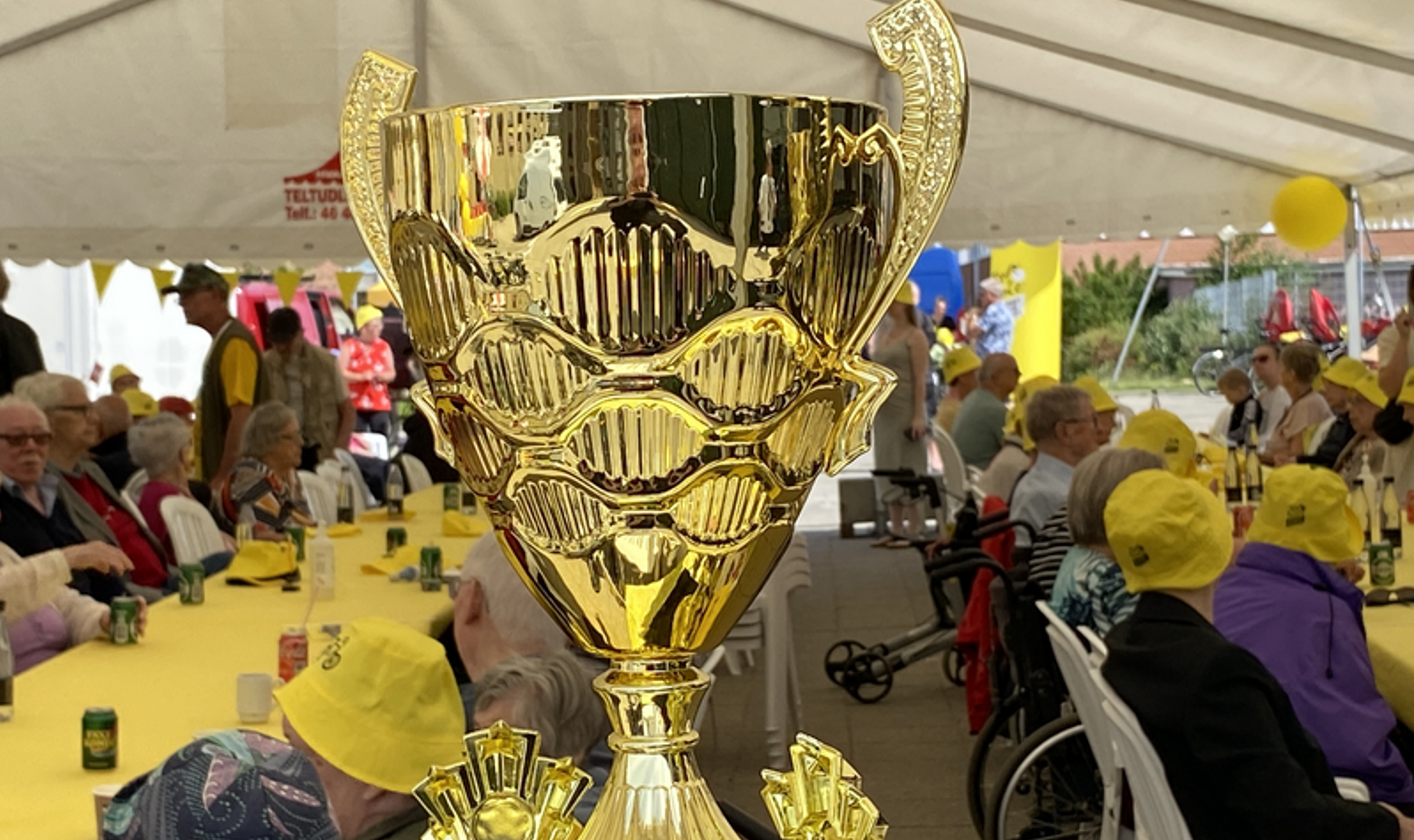 Gul fest i Æblehaven, da Roskildes seniorhøjskoler cyklede til Paris