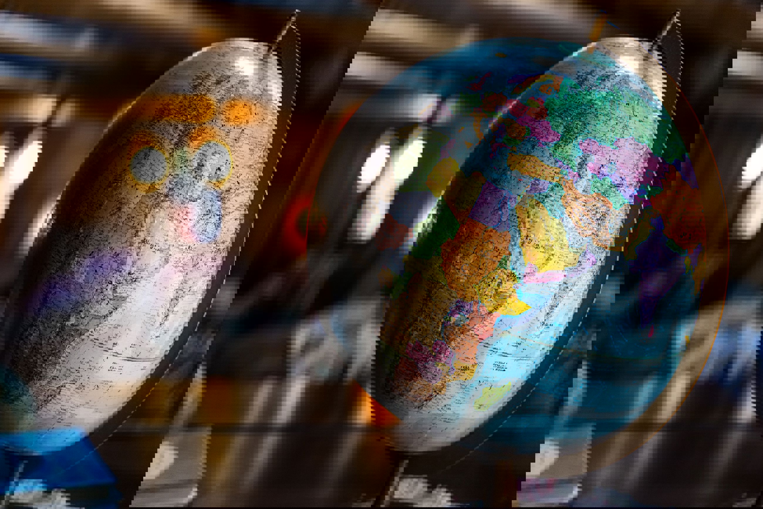 Globus, der står på et bord. Globussen viser mest Afrika.